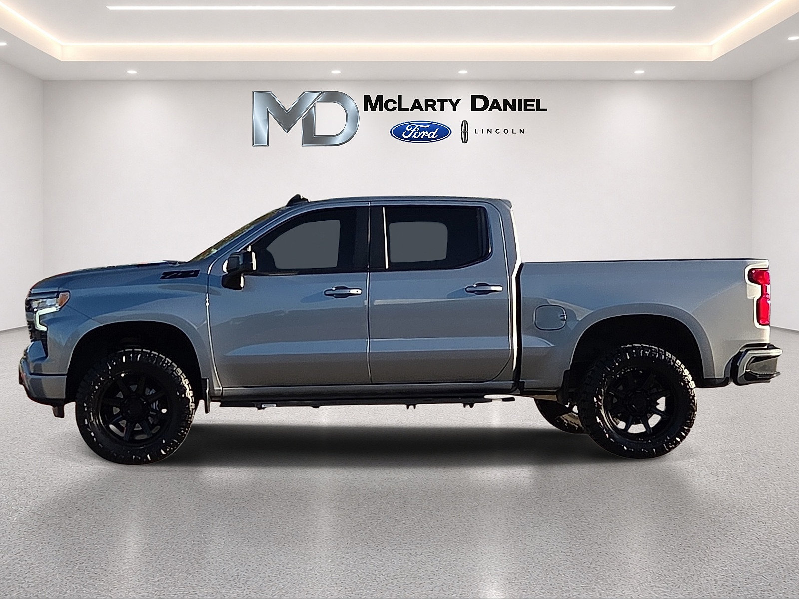 Used 2023 Chevrolet Silverado 1500 RST AWD/4WD image 3