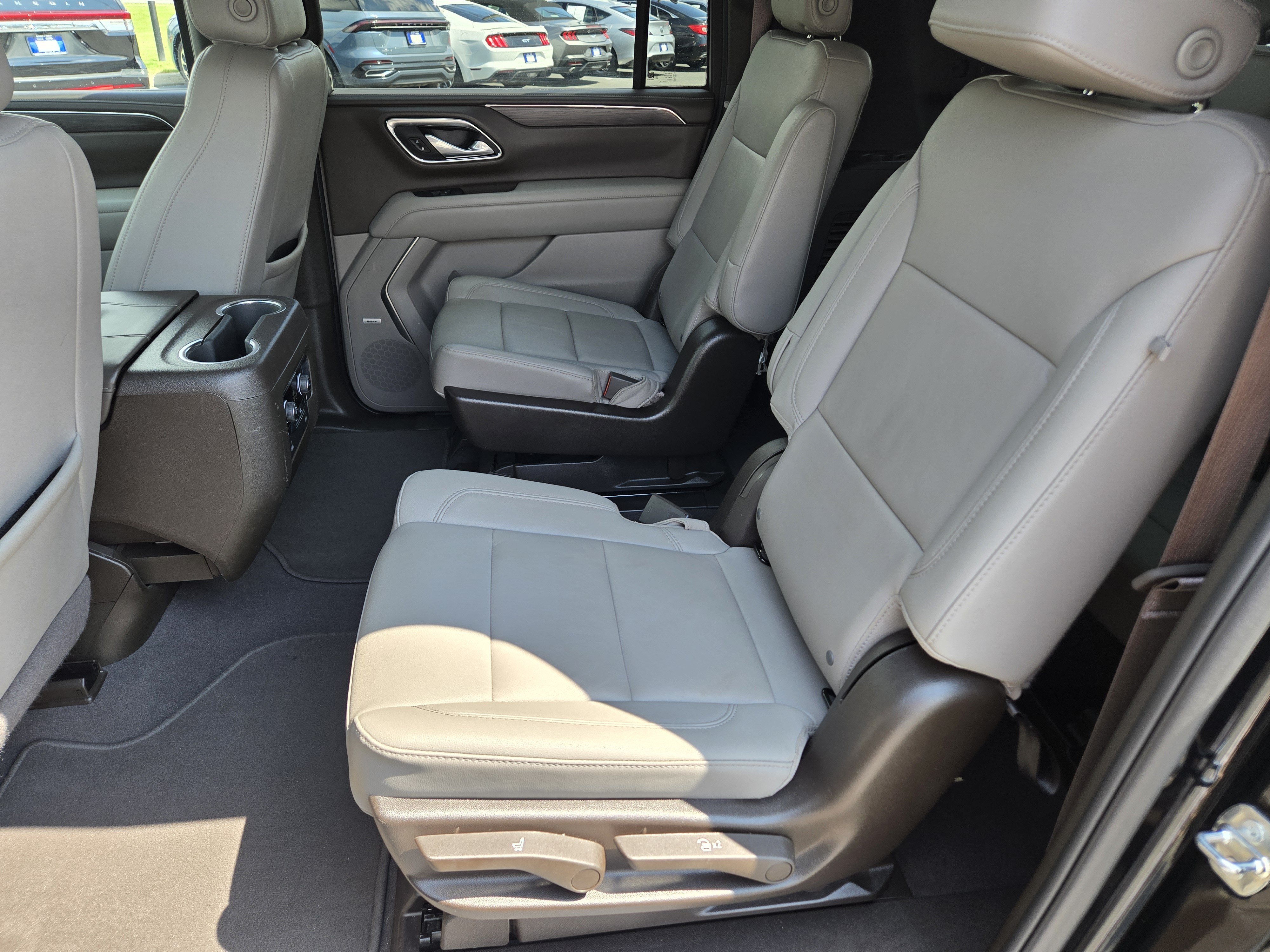 Used 2024 Chevrolet Suburban LT w/ Luxury Package RWD image 19