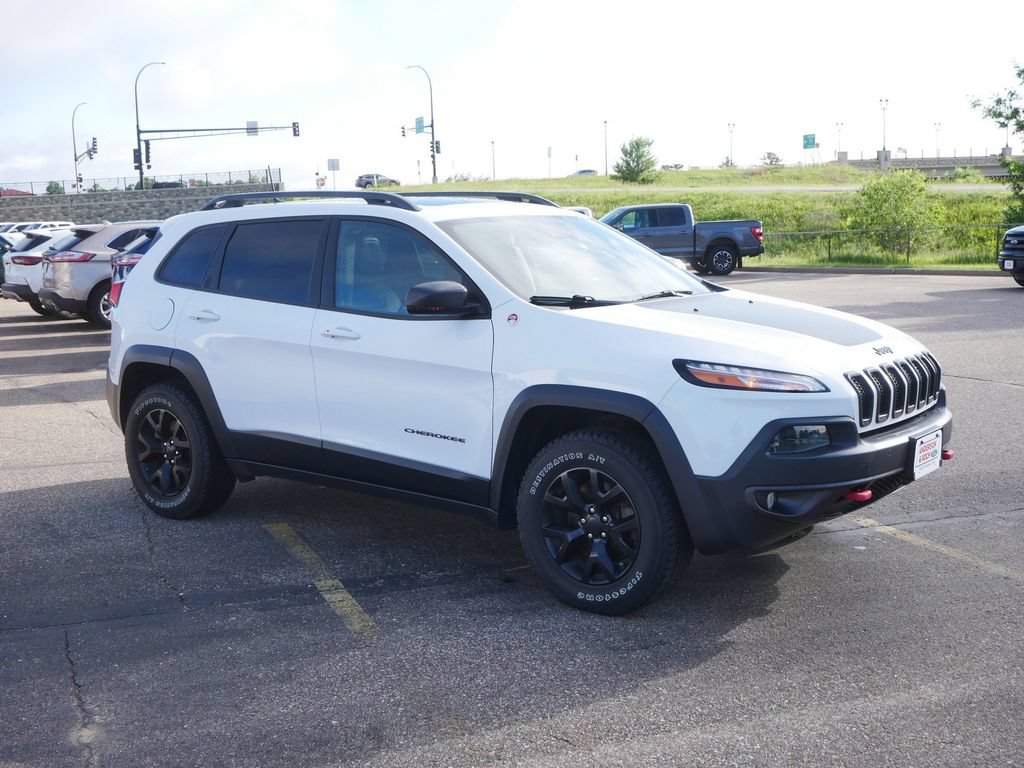 Used 2018 Jeep Cherokee Trailhawk AWD/4WD image 3