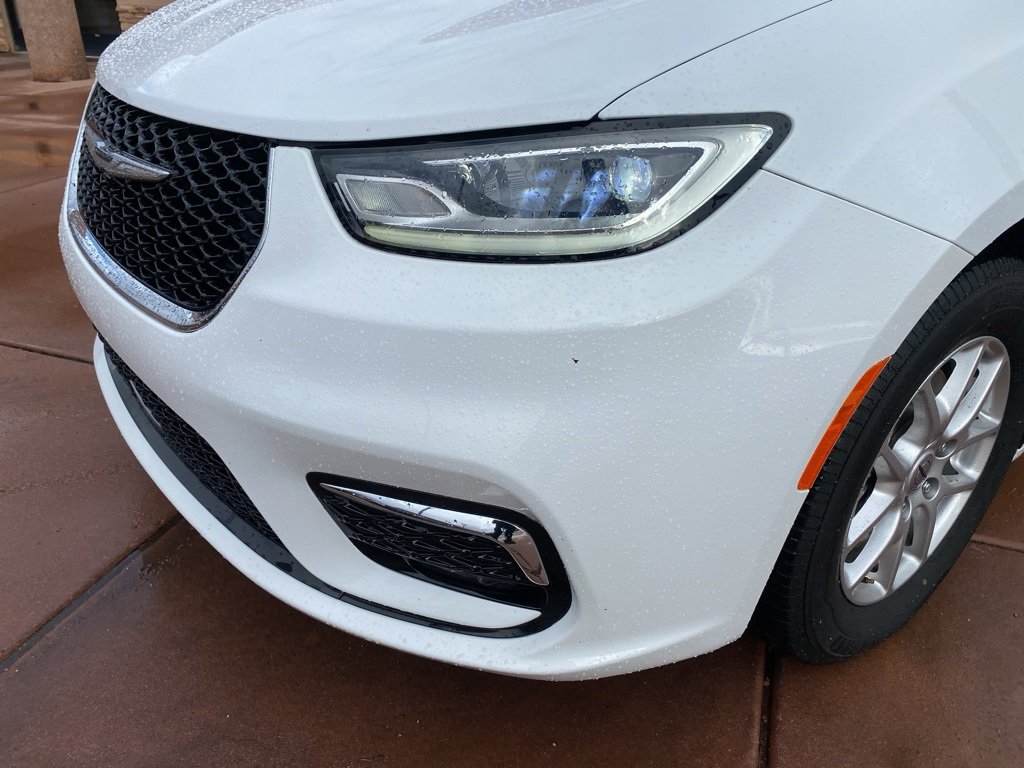 Used 2024 Chrysler Pacifica Touring-L image 3