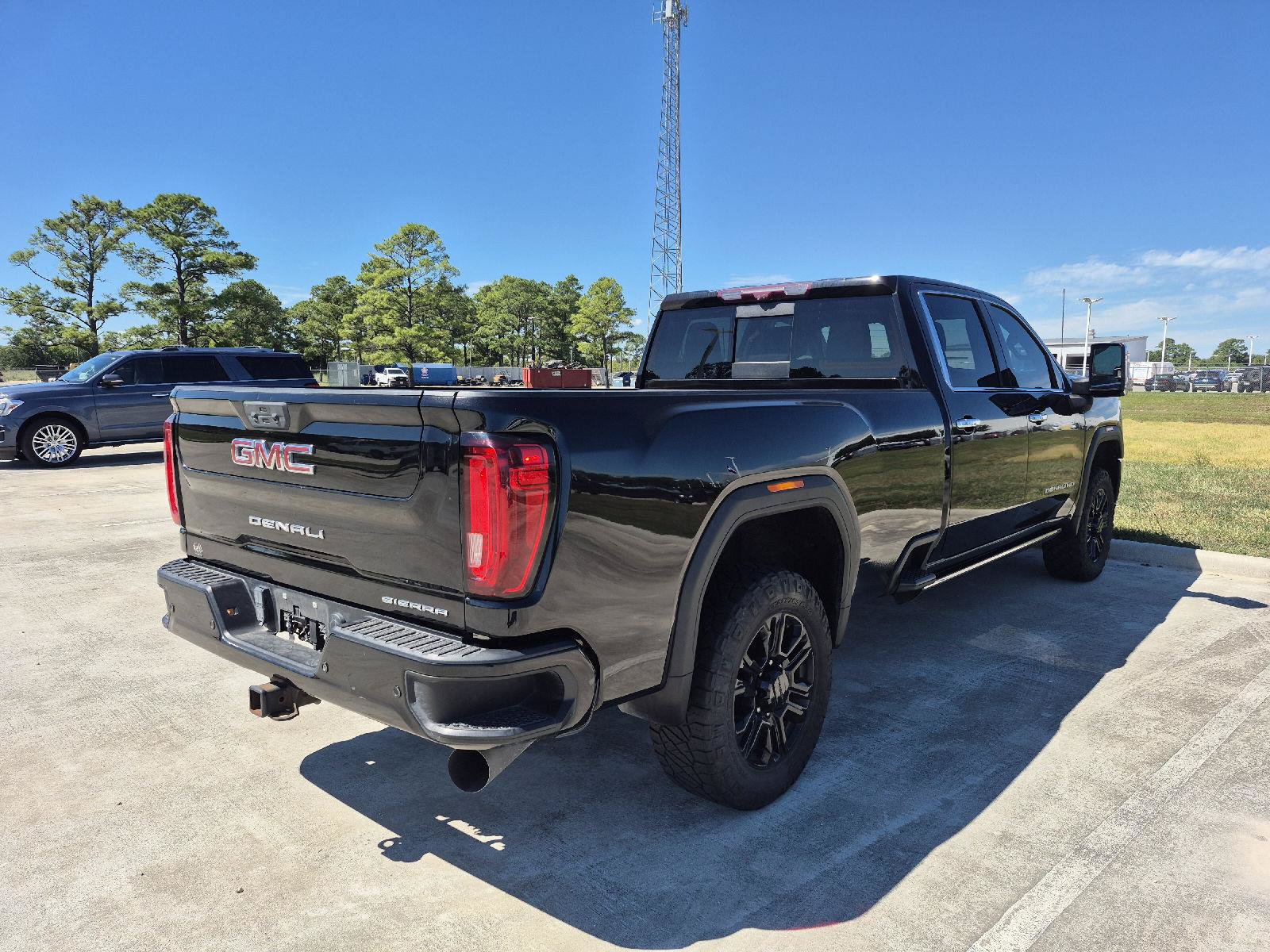 Used 2022 GMC Sierra 2500 Denali w/ Denali Black Diamond Edition AWD/4WD image 12