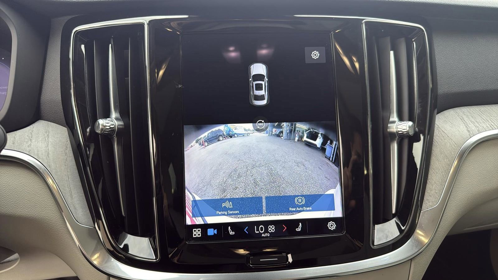 Used 2024 Volvo S60 T8 Plus image 19