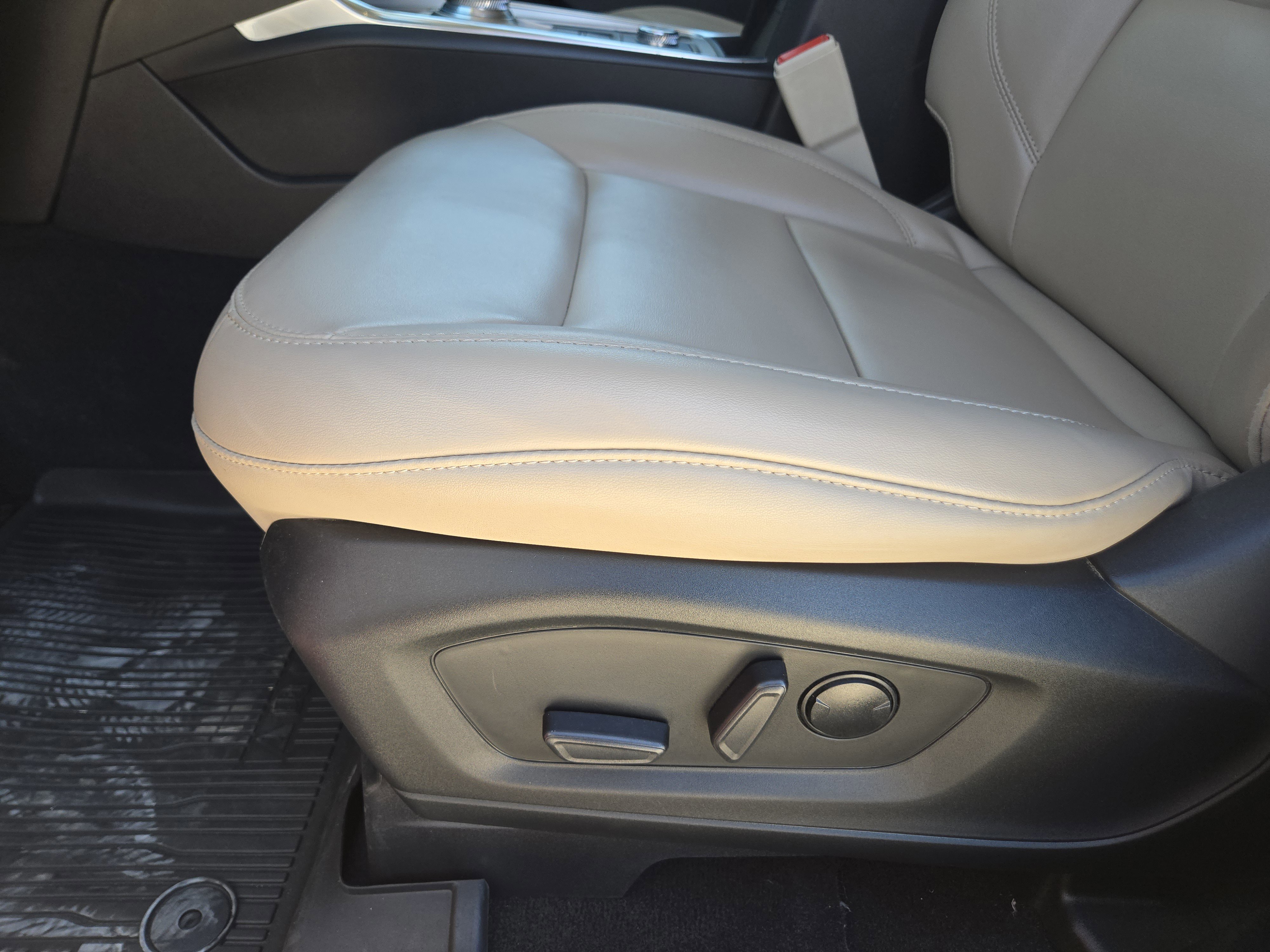 Certified 2022 Ford Explorer XLT w/ Equipment Group 202A image 22