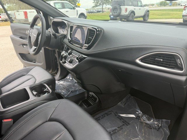 Used 2025 Chrysler Pacifica Select FWD image 40