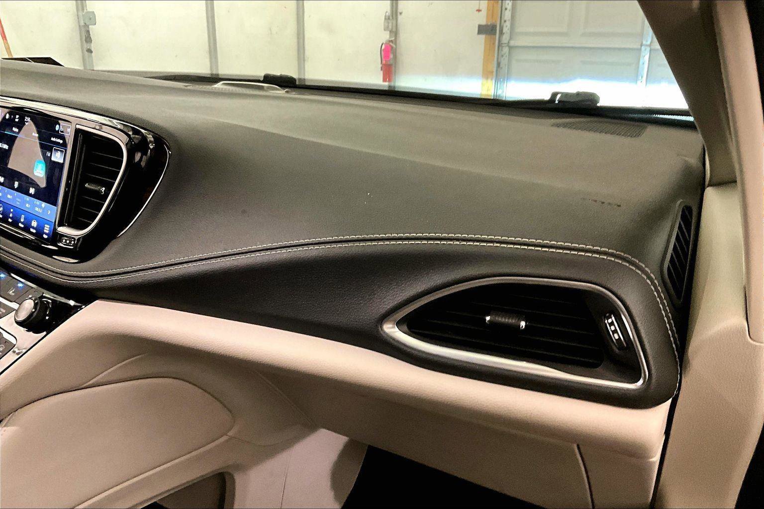 Used 2022 Chrysler Pacifica Limited image 15