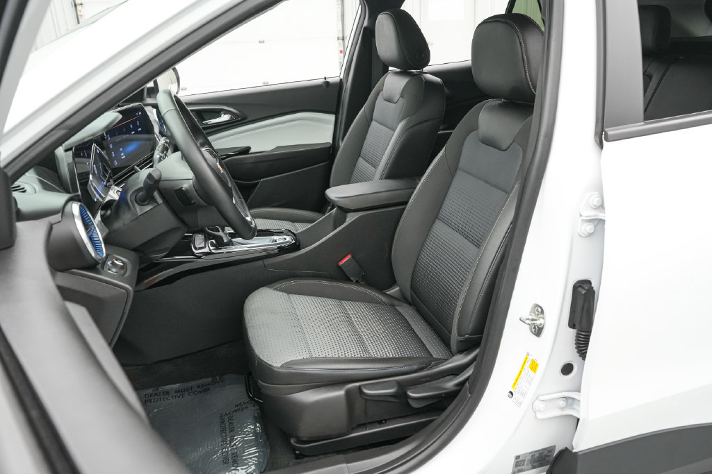 Used 2025 Chevrolet Trax LT w/ LT Convenience Package FWD image 11