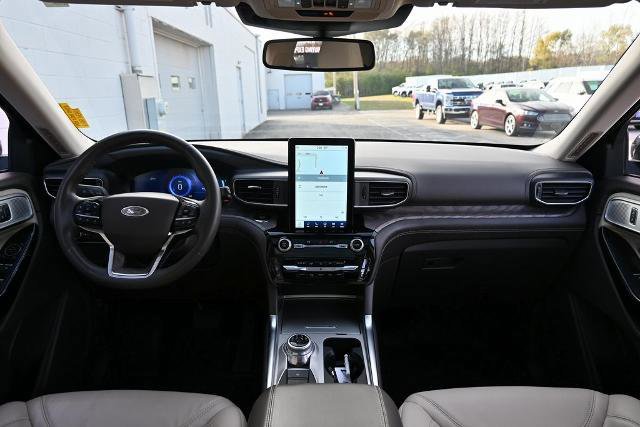 Certified 2022 Ford Explorer Platinum w/ Equipment Group 601A image 33