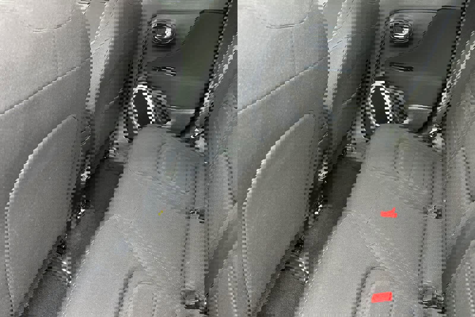 Used 2018 Jeep Renegade Latitude w/ Popular Equipment Group image 4