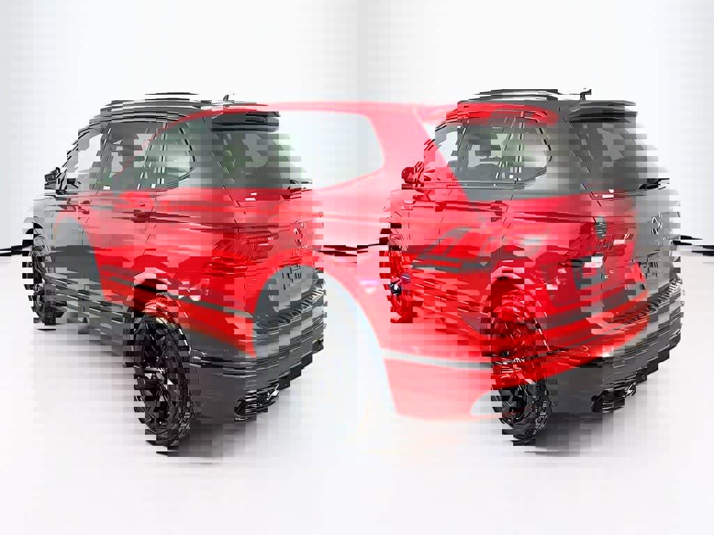 Used 2024 Volkswagen Tiguan SE R-Line image 3