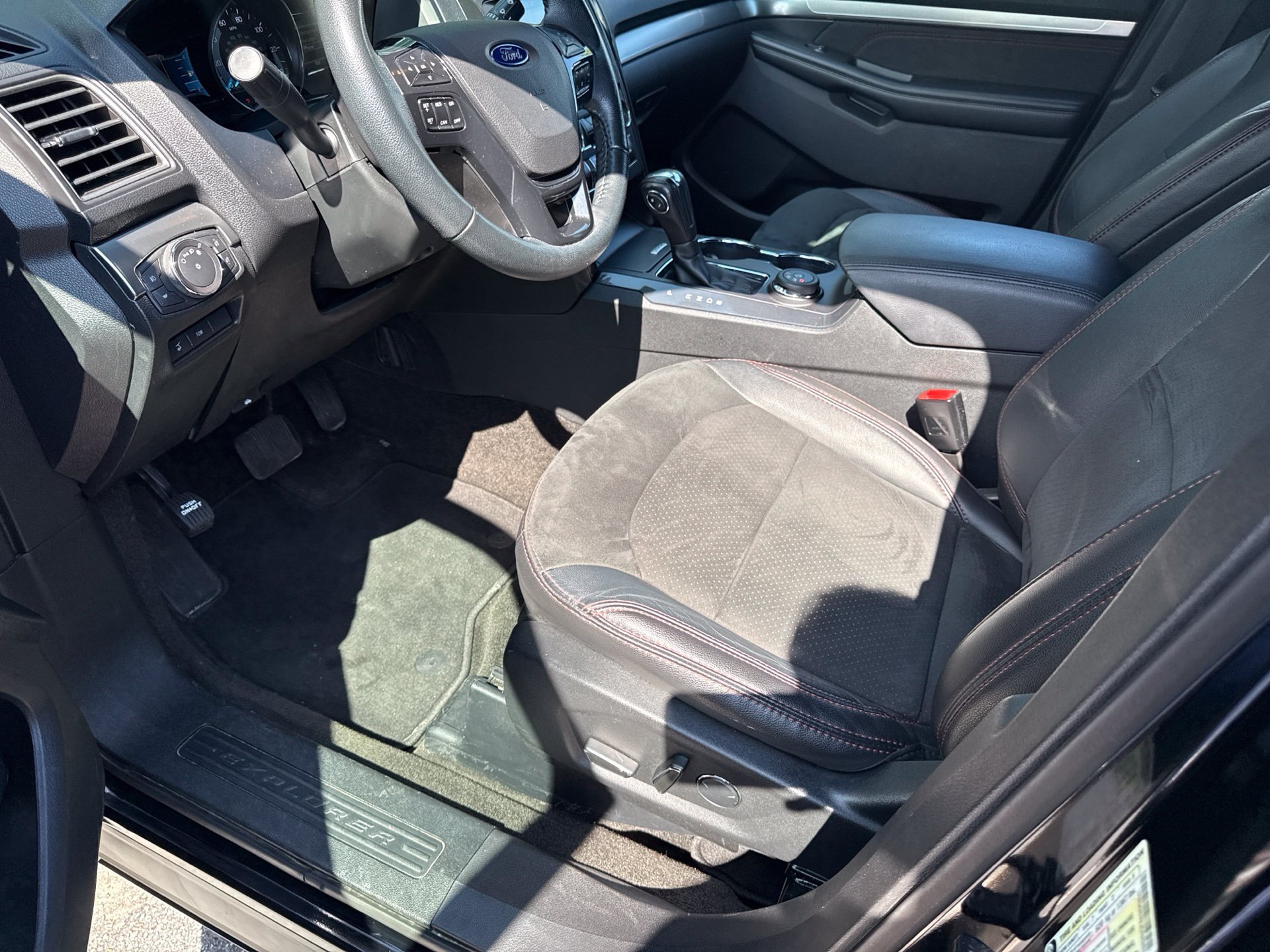 Certified 2018 Ford Explorer XLT w/ Equipment Group 202A AWD/4WD image 18
