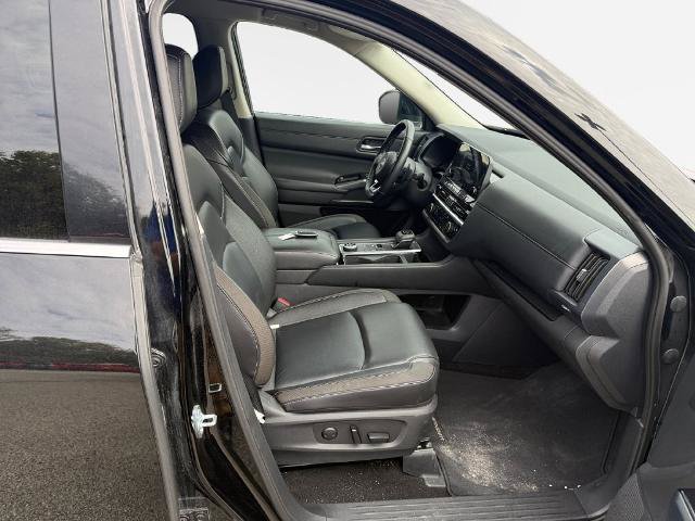 Used 2025 Nissan Pathfinder SL AWD/4WD image 26
