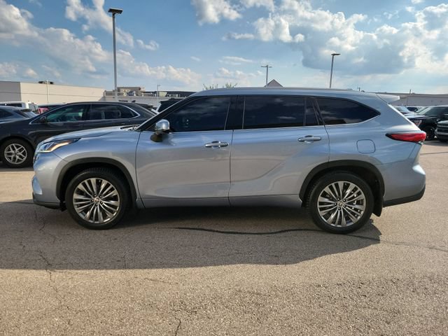 Used 2021 Toyota Highlander Platinum AWD/4WD image 2