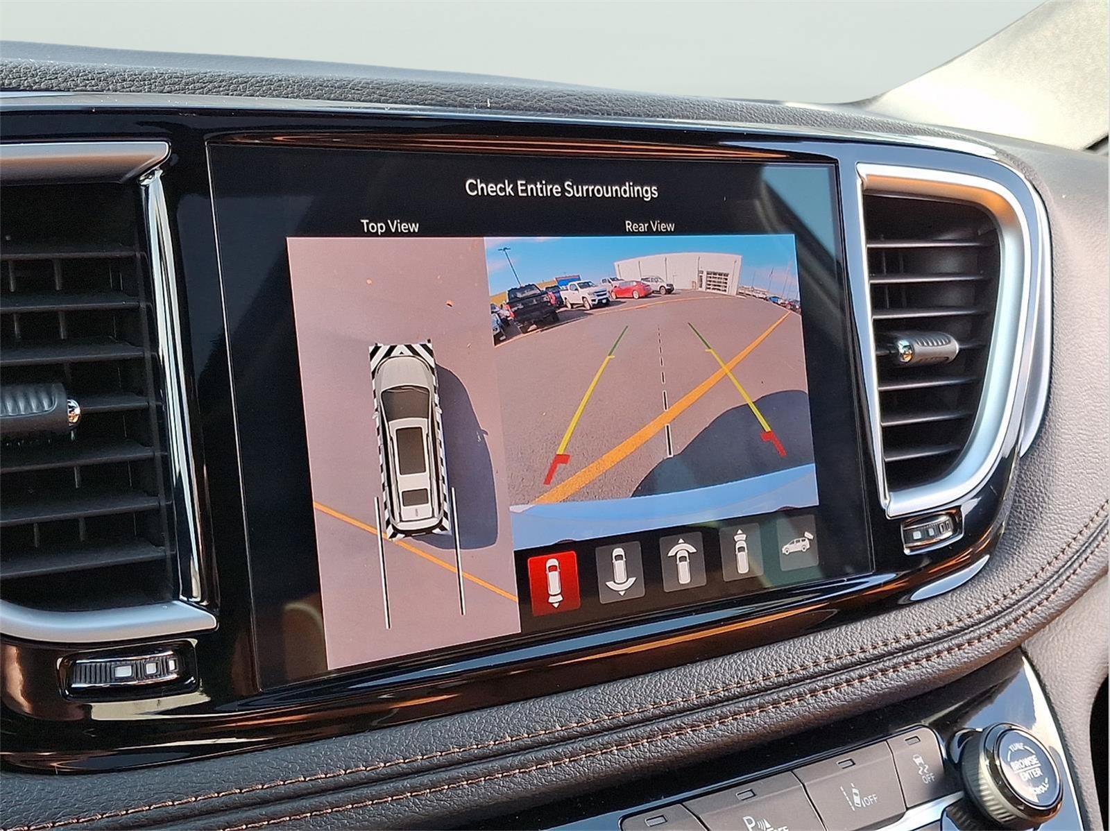Used 2026 Chrysler Pacifica Pinnacle w/ Trailer Tow Group FWD image 8
