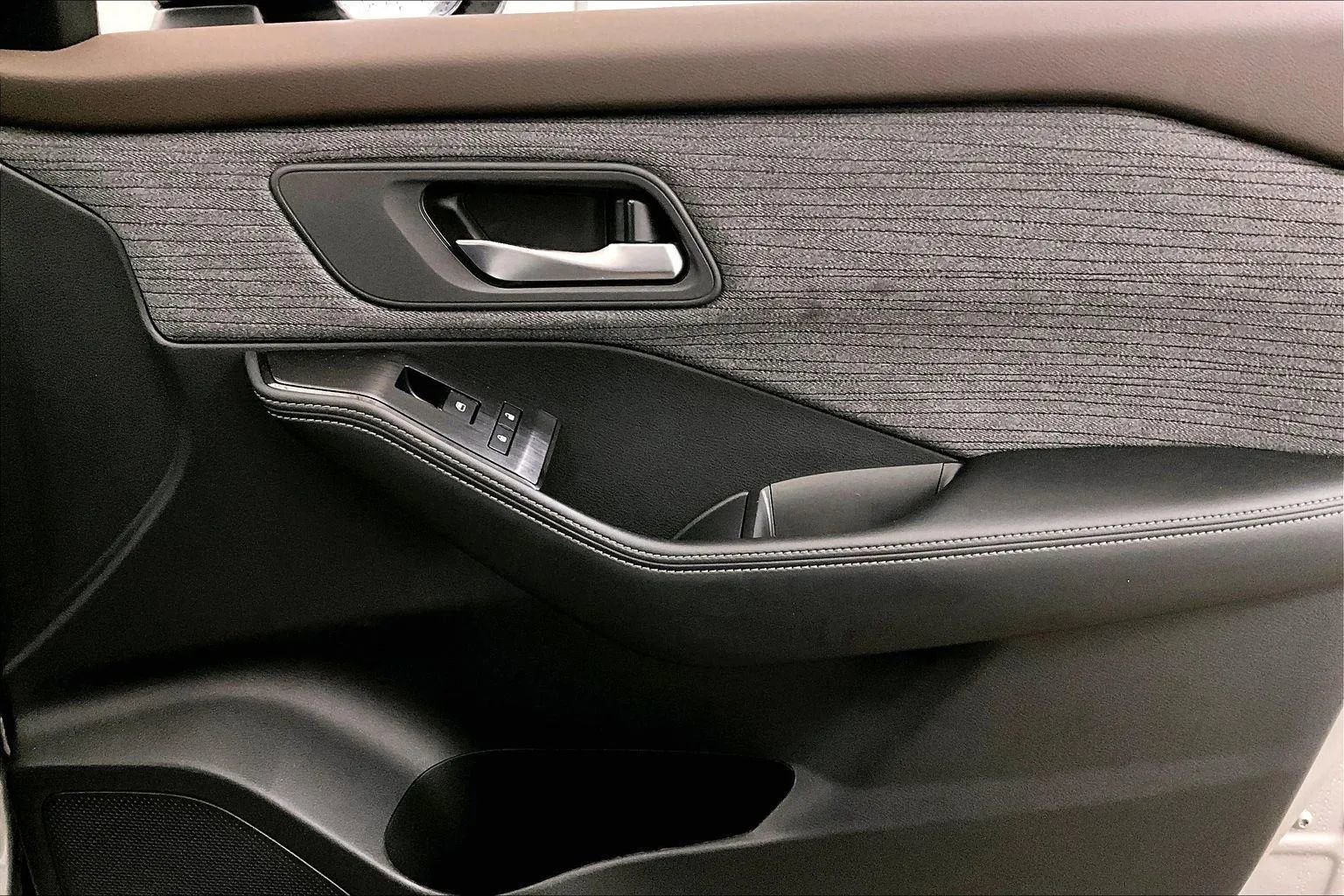 Used 2023 Nissan Rogue SV image 23