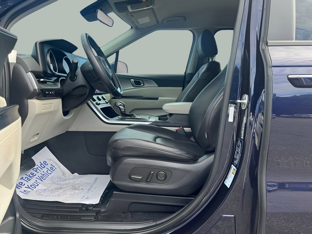 Used 2024 Kia Carnival LX FWD image 11