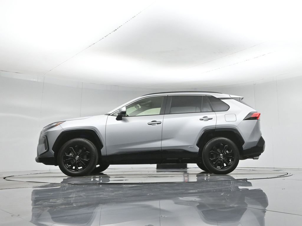 Used 2025 Toyota RAV4 SE image 8
