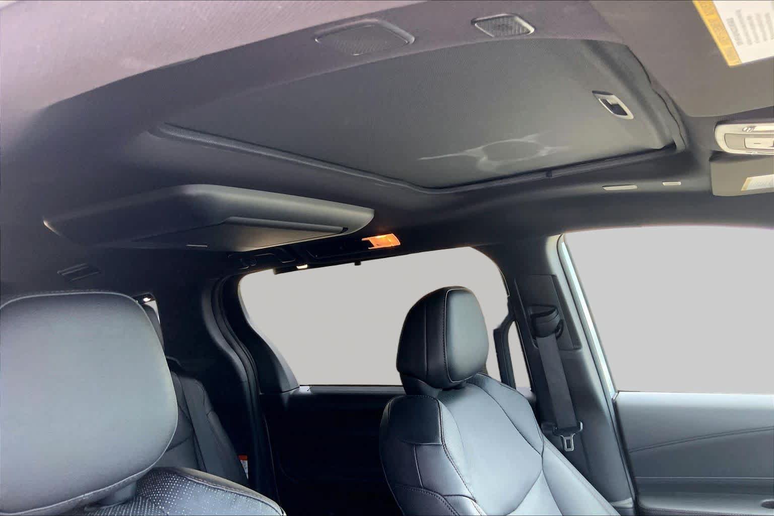 Used 2025 Toyota Sienna Platinum FWD image 14