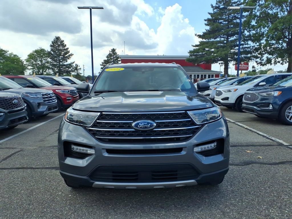 Certified 2024 Ford Explorer XLT w/ Equipment Group 202A AWD/4WD image 3
