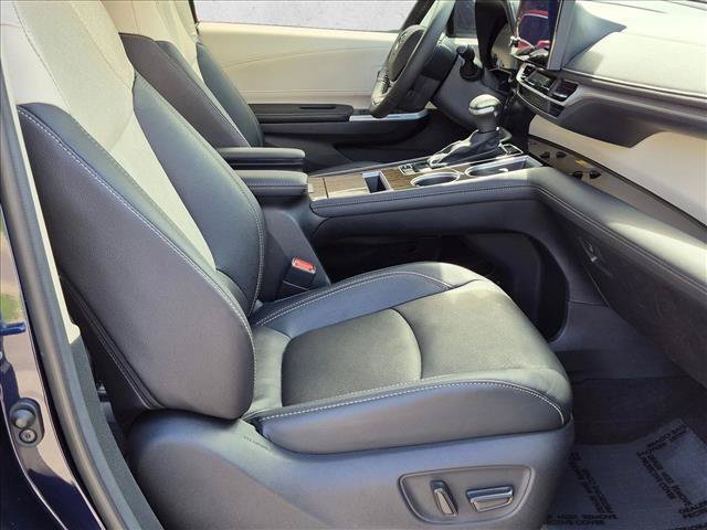 Used 2025 Toyota Sienna Platinum AWD/4WD image 20