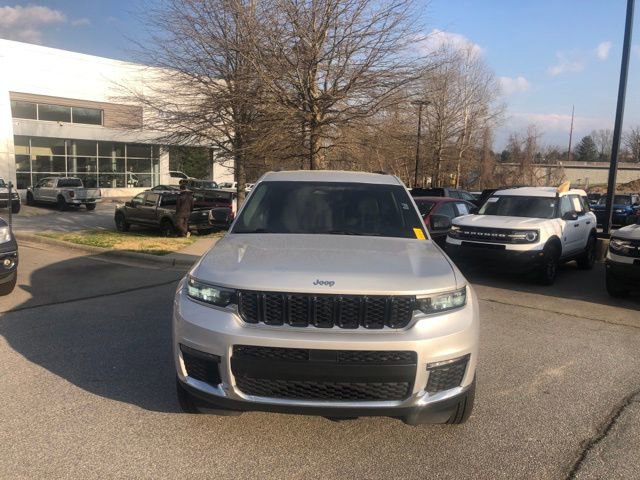 Used 2022 Jeep Grand Cherokee L Limited AWD/4WD image 7