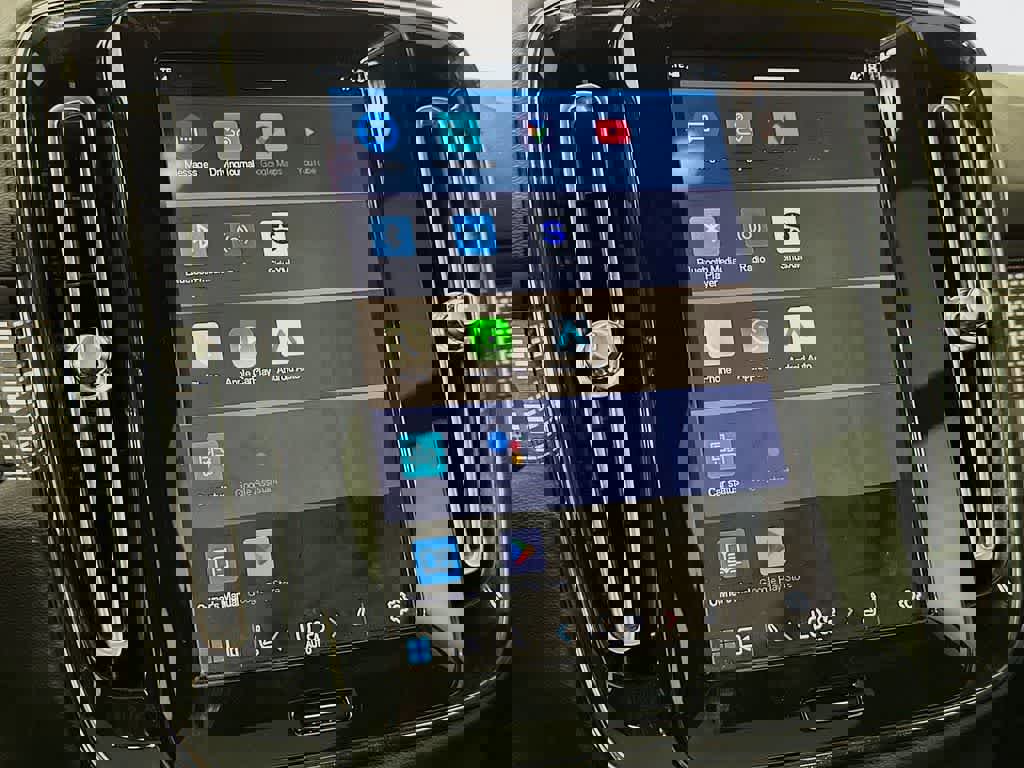 Used 2023 Volvo XC40 B5 Plus image 17