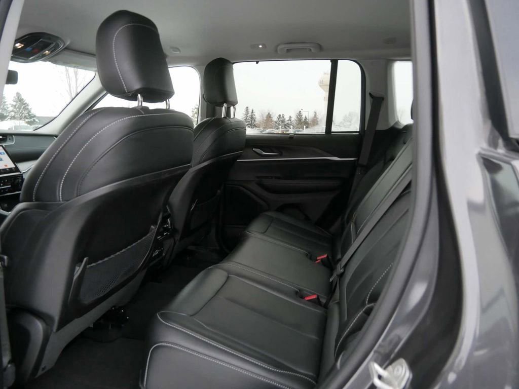 Used 2024 Jeep Grand Cherokee Limited w/ Luxury Tech Group II image 17