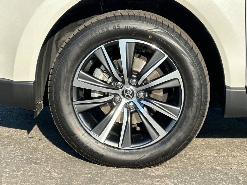 Used 2021 Toyota Venza LE image 25