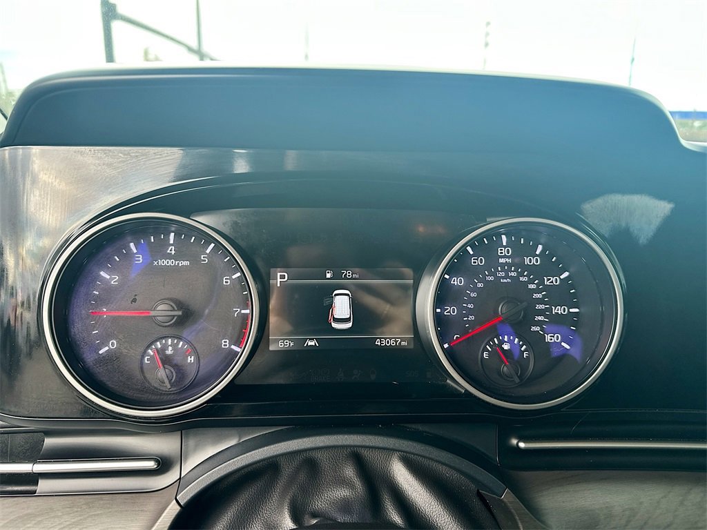 Used 2024 Kia Carnival EX image 13