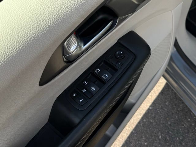 Used 2023 Chrysler Pacifica Touring-L image 22
