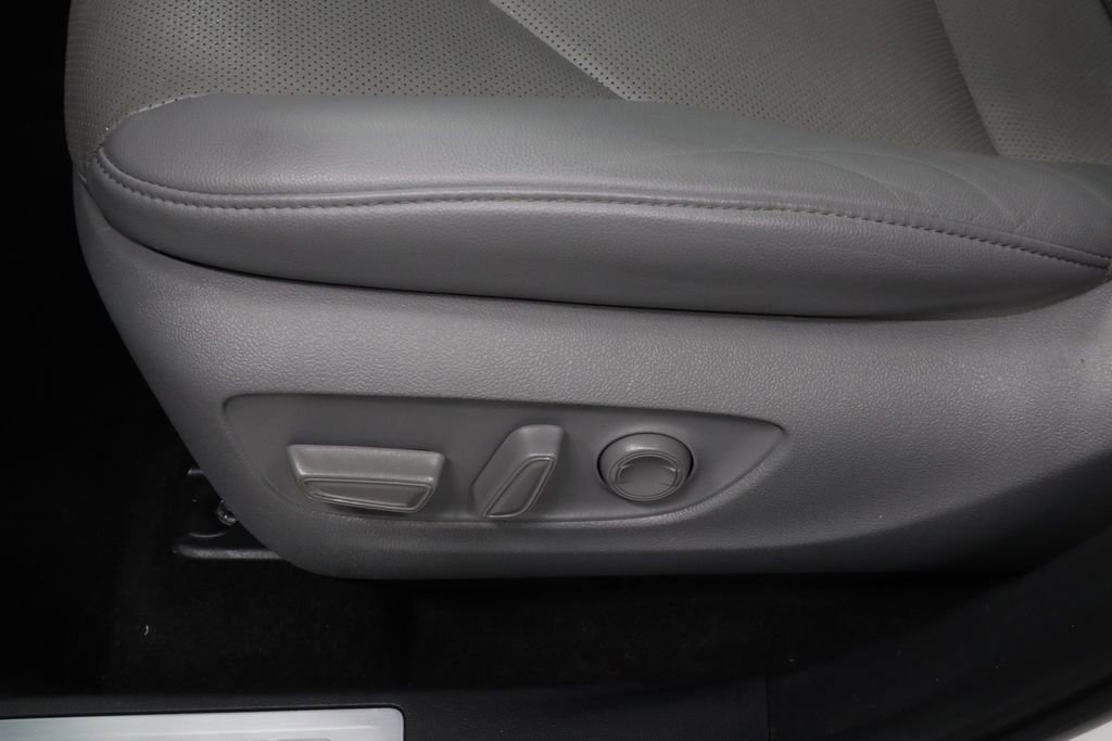 Used 2023 Toyota Highlander Limited image 23