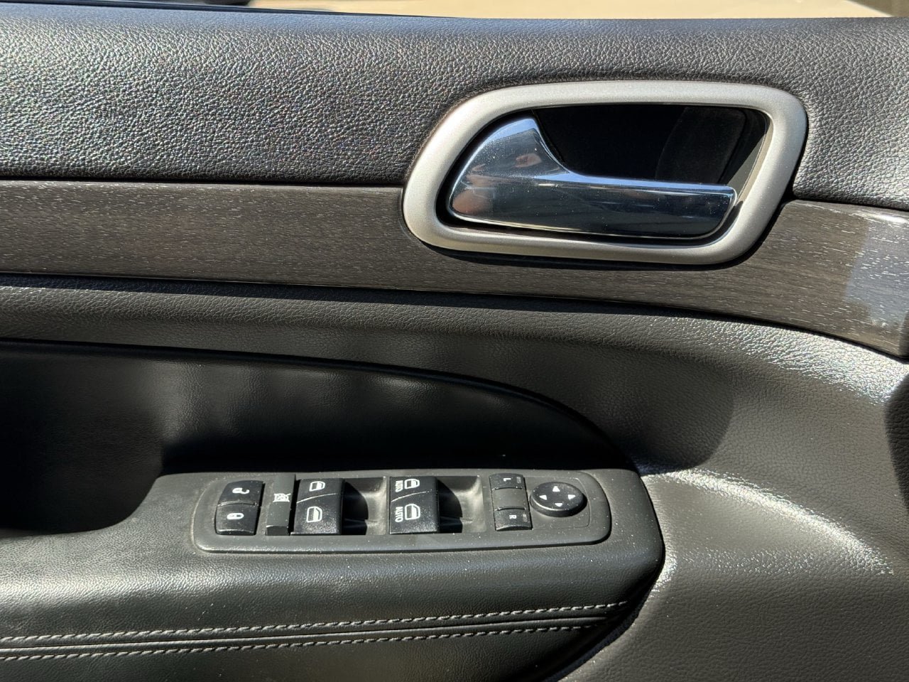 Used 2017 Jeep Grand Cherokee Altitude RWD image 23