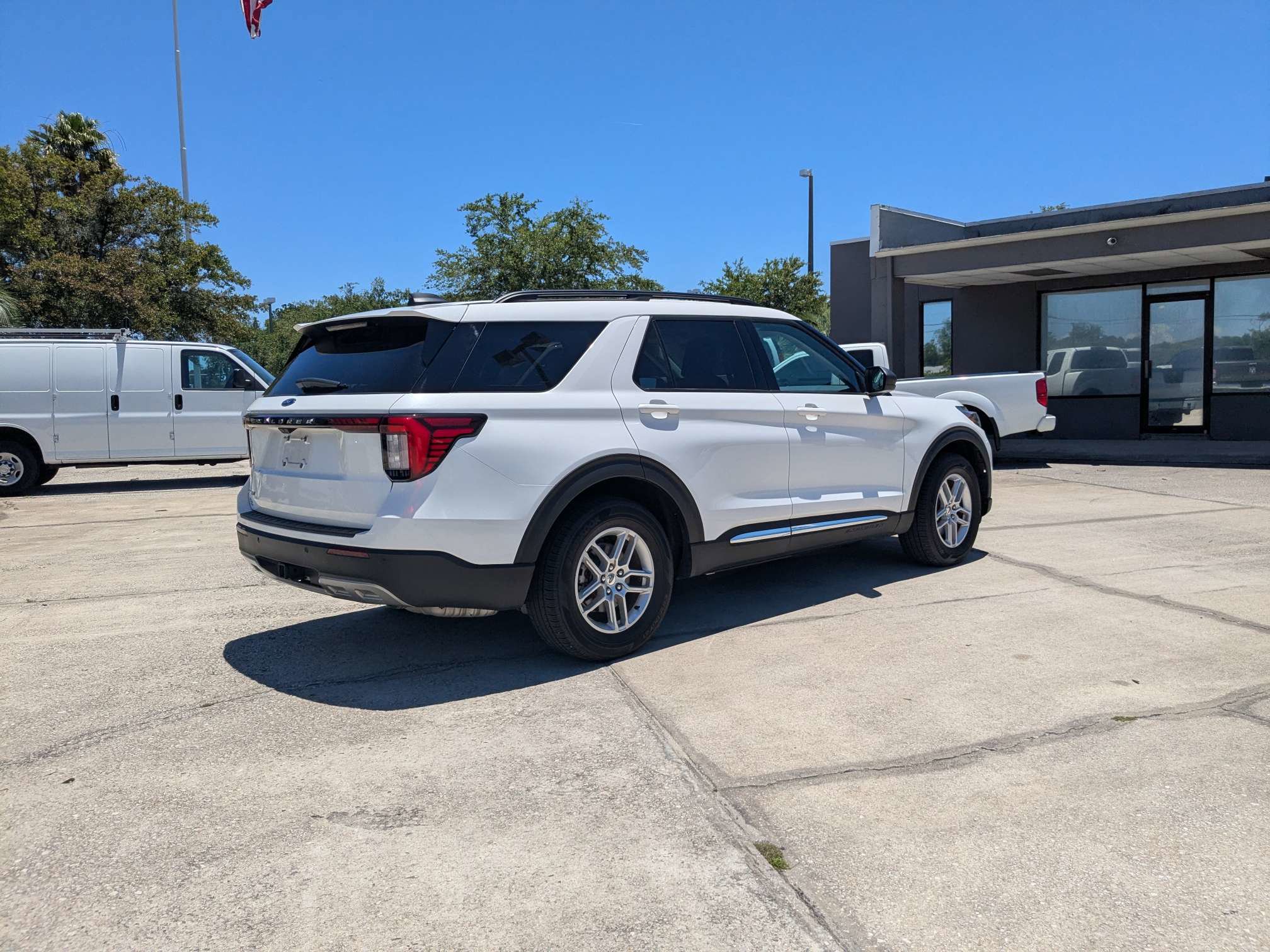 Certified 2025 Ford Explorer Active w/ Active Comfort Package RWD image 4