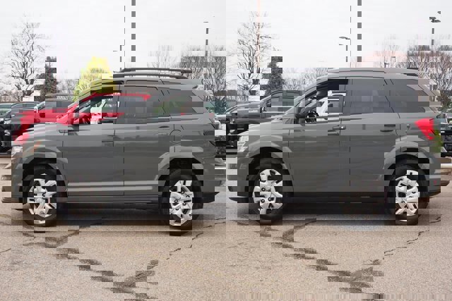 Used 2019 Dodge Journey SE image 2