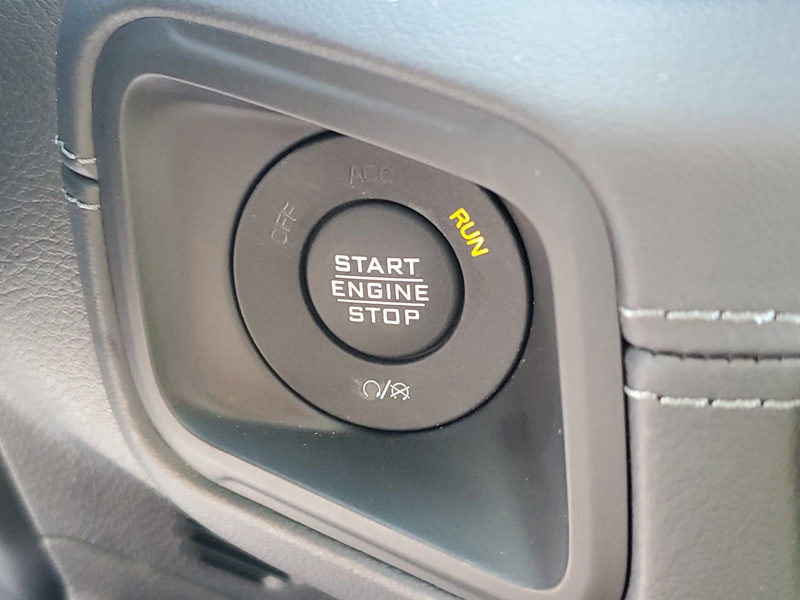 Used 2025 Jeep Gladiator Mojave AWD/4WD image 27