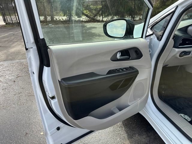 Used 2024 Chrysler Pacifica Touring-L FWD image 23