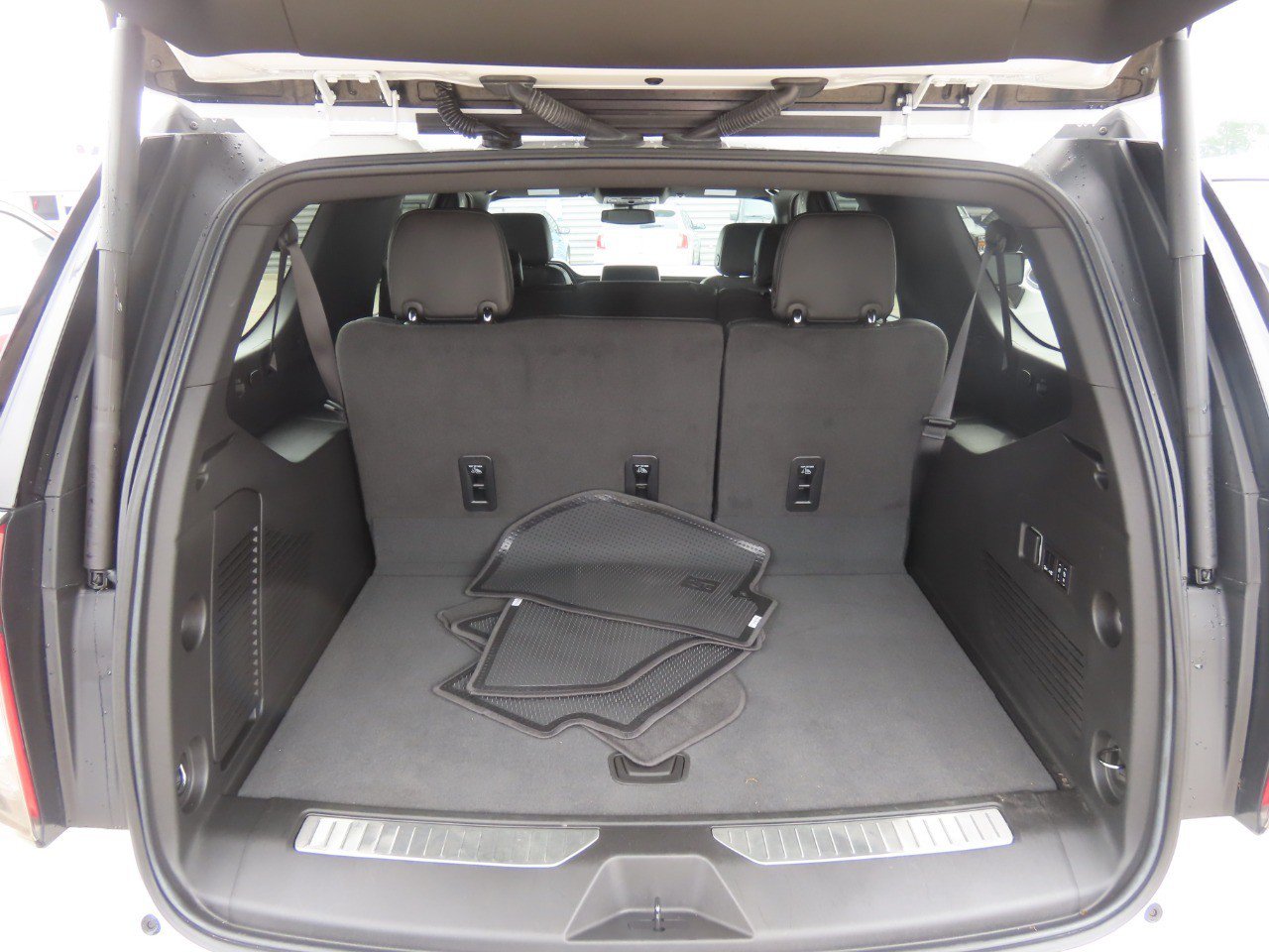 Used 2023 Chevrolet Suburban RST w/ Luxury Package RWD image 9