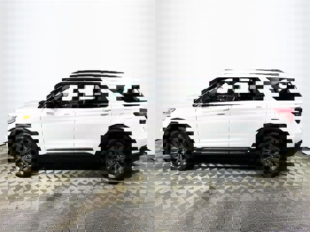 Certified 2022 Ford Explorer XLT w/ Equipment Group 202A image 6