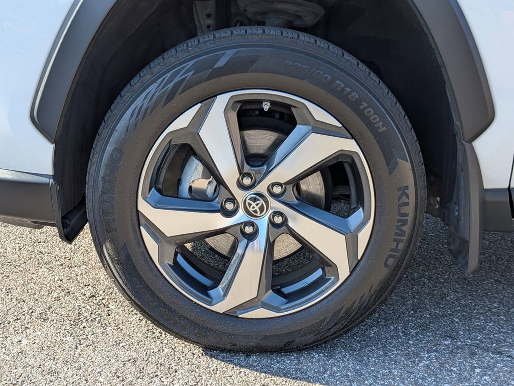 Used 2021 Toyota RAV4 LE image 11