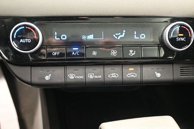 Used 2025 Hyundai Elantra SEL FWD image 12