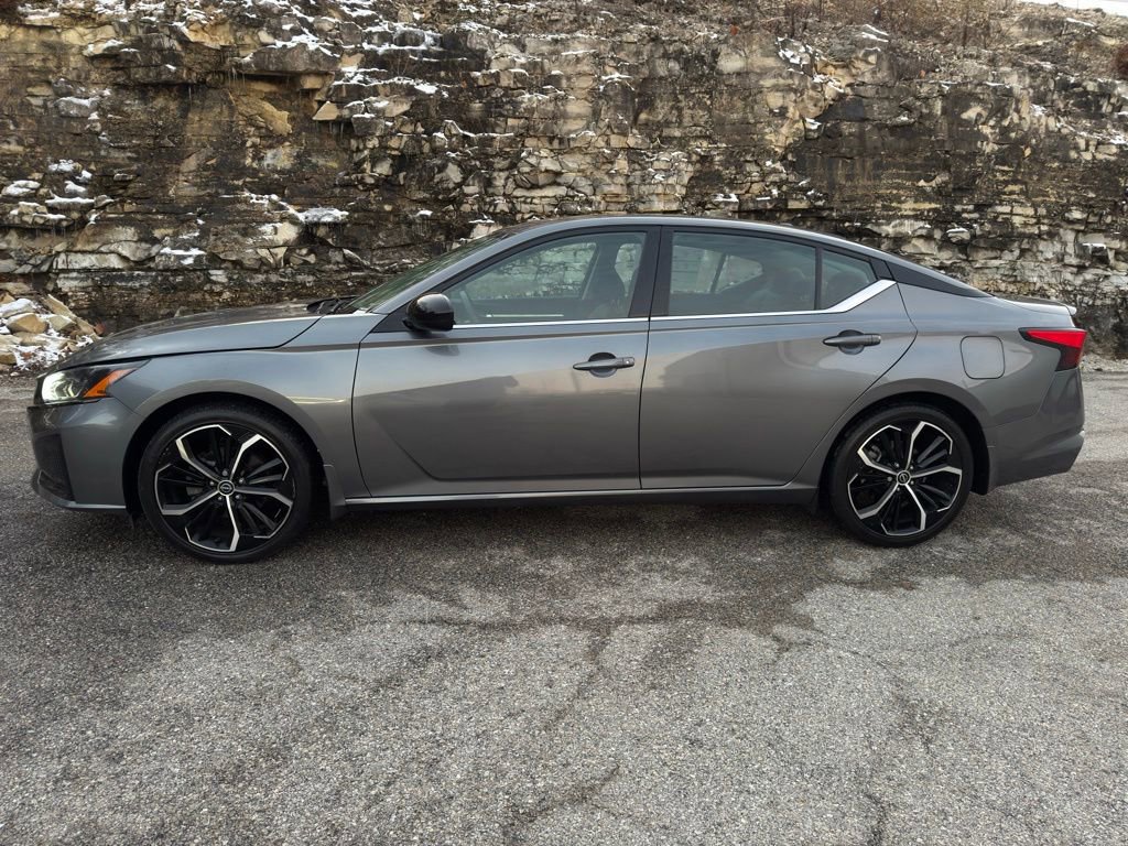 Used 2023 Nissan Altima 2.5 SR w/ SR Premium Package image 3