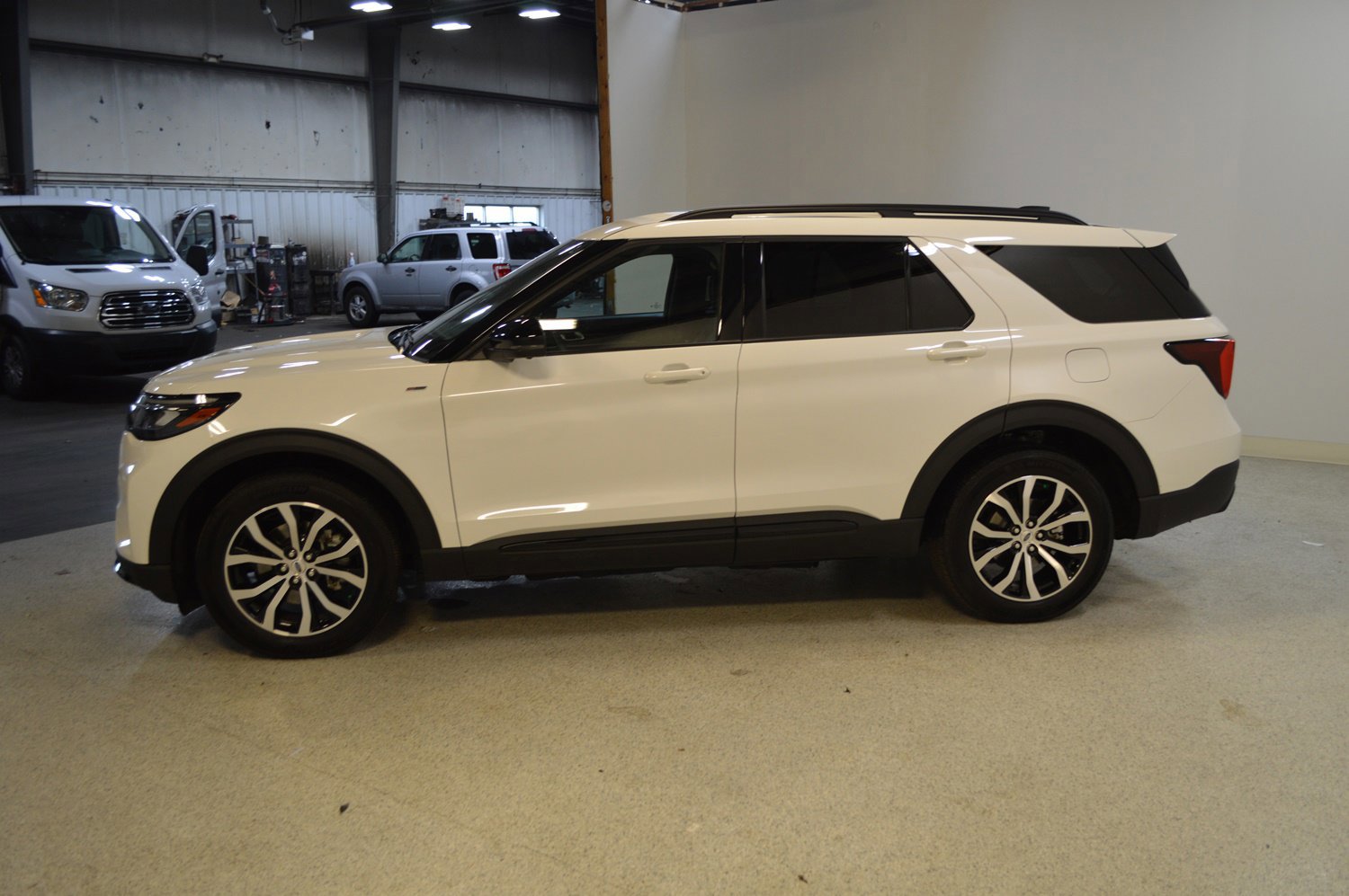 Certified 2025 Ford Explorer ST-Line image 2