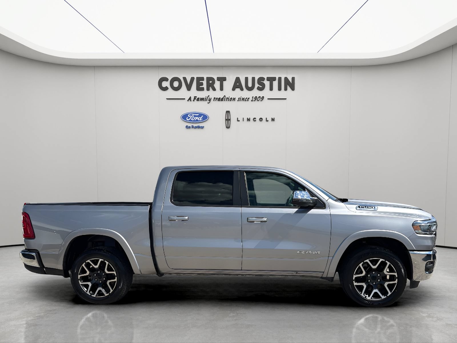 Used 2025 RAM 1500 Laramie AWD/4WD image 6