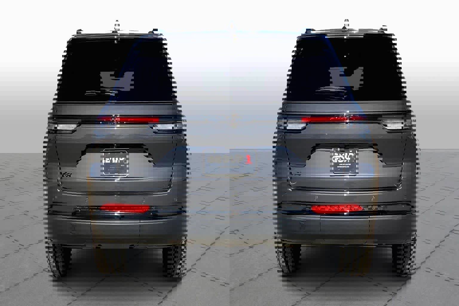 Used 2023 Jeep Grand Cherokee Altitude image 2