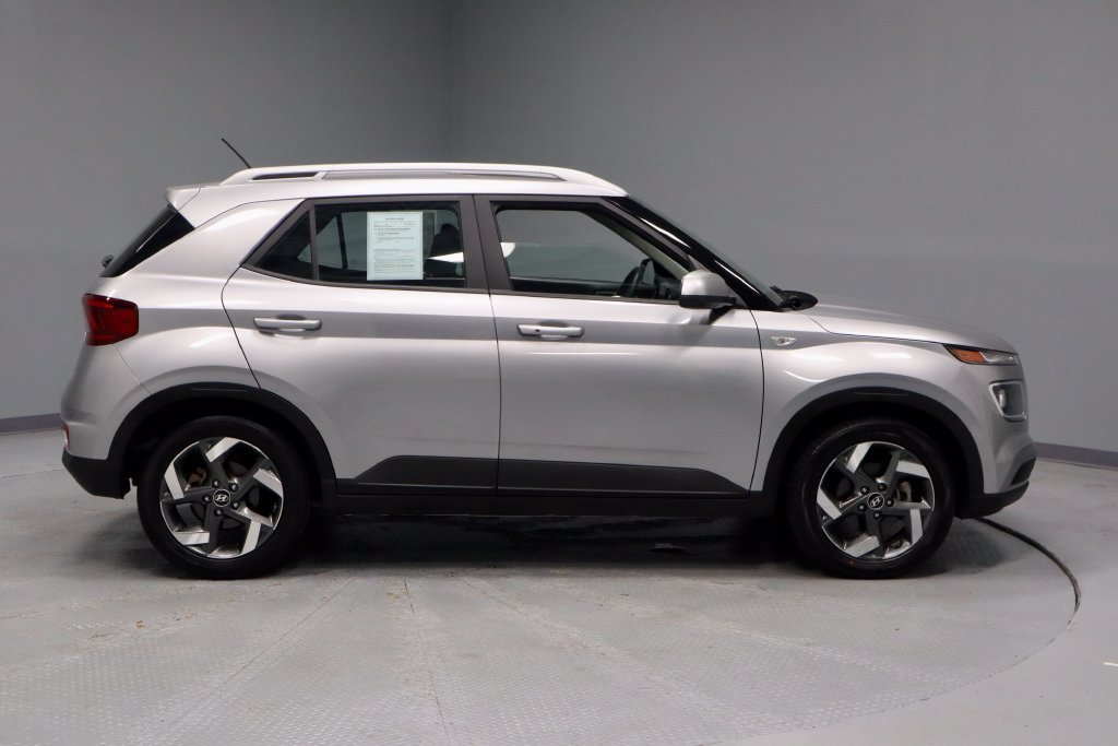 Used 2024 Hyundai Venue SEL FWD image 11