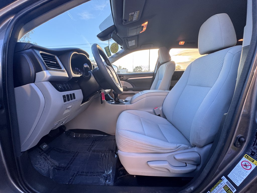 Used 2017 Toyota Highlander LE FWD image 11