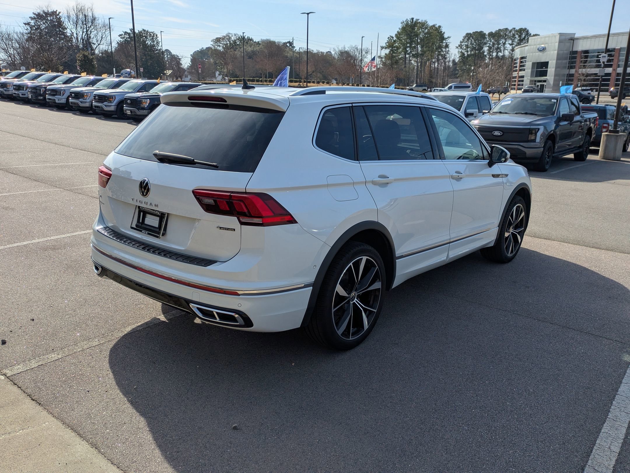 Used 2022 Volkswagen Tiguan SEL R-Line image 6