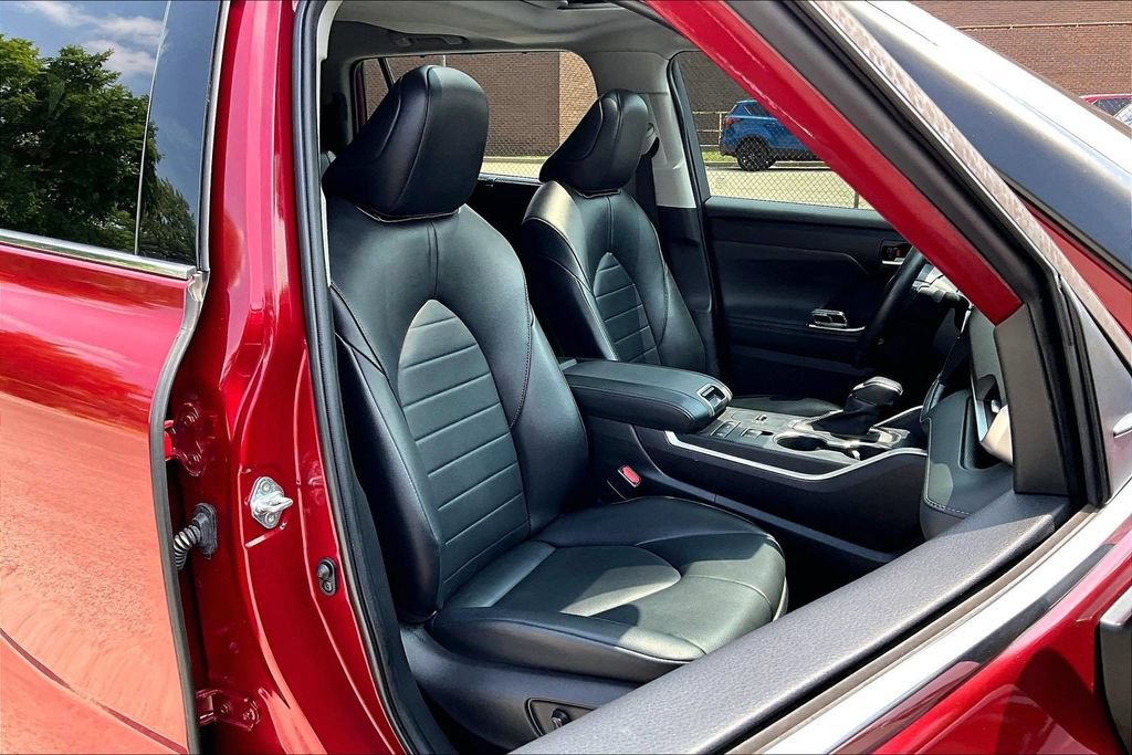 Used 2022 Toyota Highlander XLE FWD image 7