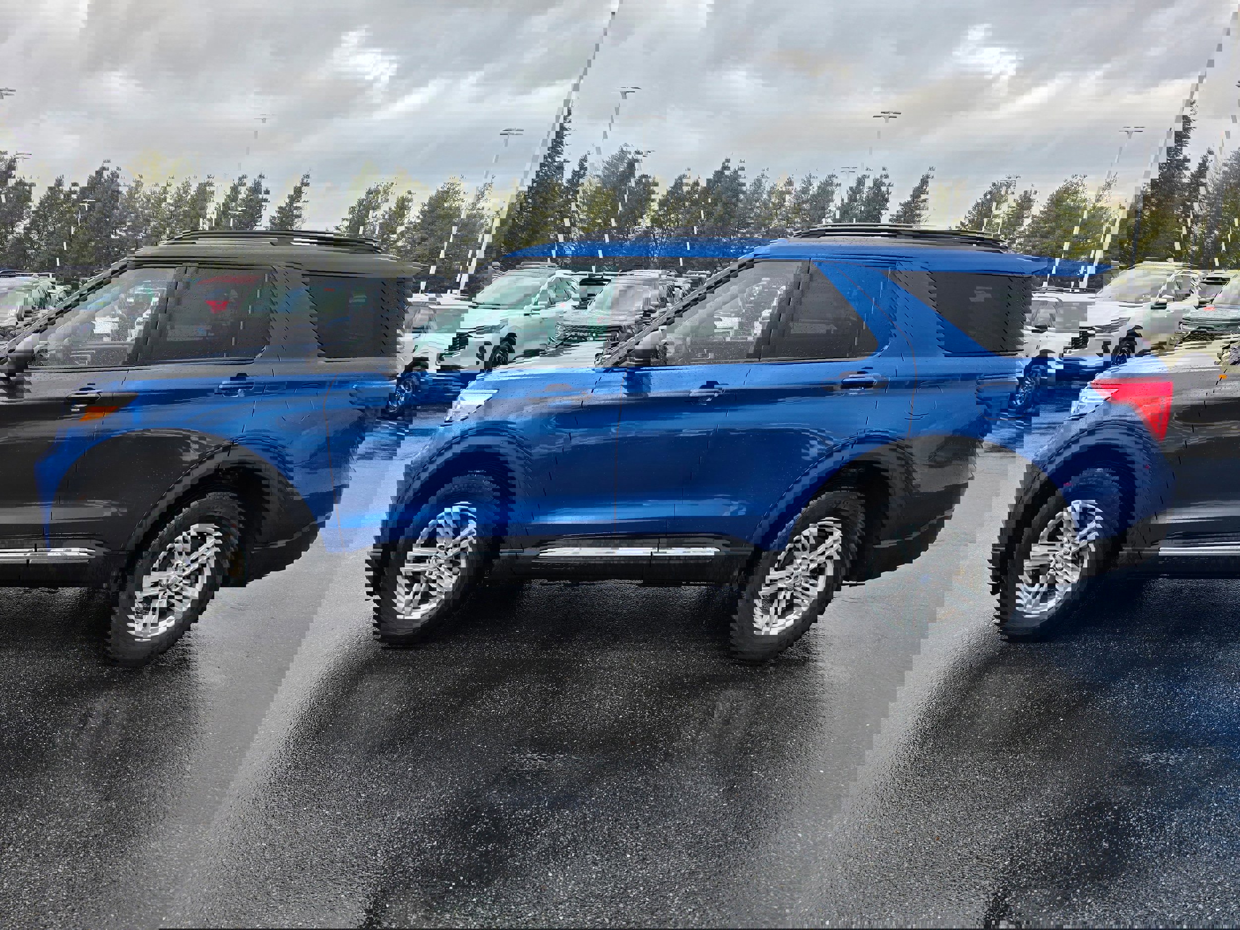Certified 2022 Ford Explorer XLT w/ Equipment Group 202A image 6