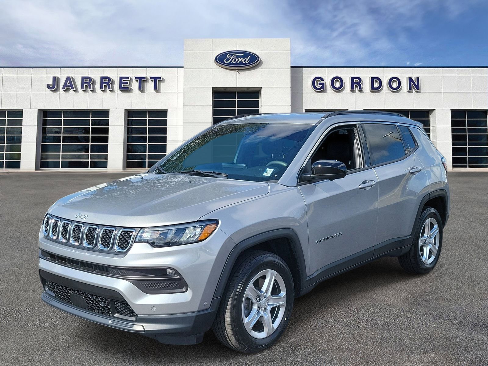 Used 2023 Jeep Compass Latitude w/ Convenience Group AWD/4WD image 2