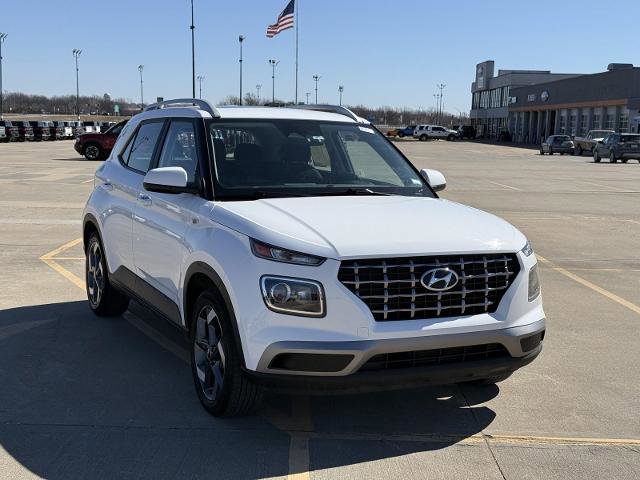 Used 2025 Hyundai Venue SEL image 2